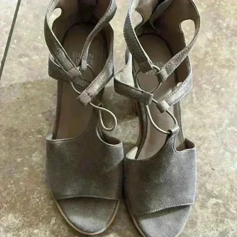 Eileen Fisher Size 7 Lou Gold Sandal Heel Strappy Metallic Peep Toe Stacked Heel - Picture 2 of 6